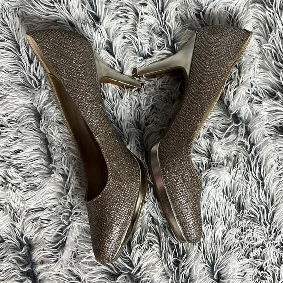 Bandolino Sz 7 1/2M Gold Sparkling Heels - Picture 4 of 9